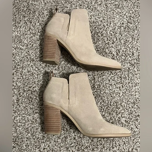 Dolce Vita Cream Ankle Booties - Picture 6 of 9